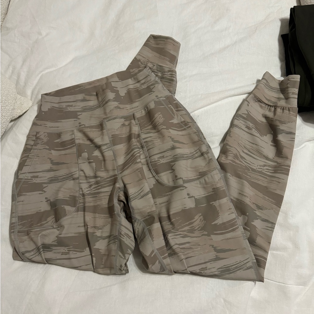alphalete surface expanse jogger desert canvas camo